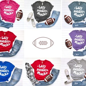 K&ouml;nnte beinhalten: Eine Auswahl an T-Shirts in verschiedenen Farben, jeweils kombiniert mit Jeans und einem Football. Die Shirts tragen den Text "Lazy Sundays Mocks" in einem Retro-Schriftstil. Das Bild zeigt ein l&auml;ssiges, sportliches Thema.
