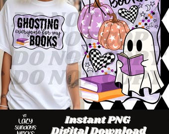 Pode incluir: Camiseta branca com um gráfico que diz "Ghosting everyone for my books". O design inclui uma pilha de livros, um fantasma lendo um livro, abóboras e corações. A palavra "Bookish" está no topo.
