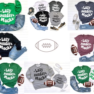 K&ouml;nnte beinhalten: Verschiedene T-Shirts und Sweatshirts in verschiedenen Farben, darunter Gr&uuml;n, Wei&szlig;, Schwarz und Grau, mit dem Text "Lazy Sundays Mocks". Jedes Shirt wird mit Jeans und einem Football kombiniert. Einige Bilder zeigen Schuhe und eine M&uuml;tze.