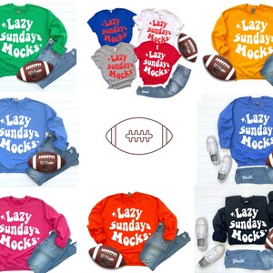 K&ouml;nnte beinhalten: Eine Auswahl an farbenfrohen Sweatshirts und T-Shirts mit dem Text "Lazy Sundays Mocks" in einem Retro-Schriftstil. Jedes Shirt wird mit Jeans, einem Football und Turnschuhen kombiniert. Die Farben umfassen Gr&uuml;n, Blau, Wei&szlig;, Rot, Gelb, Pink, Orange und Schwarz.