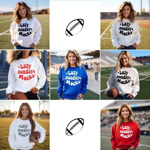 K&ouml;nnte beinhalten: Wei&szlig;e, blaue und rote Sweatshirts mit dem Text "Lazy Sundays Mocks" in einer Retro-Schriftart. Die Sweatshirts werden von Frauen getragen, die einen Football halten. Eine schwarz-wei&szlig;e Football-Grafik wird ebenfalls gezeigt.
