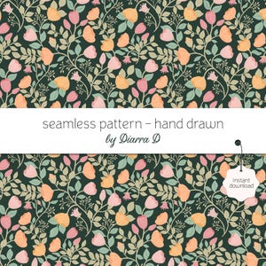 Peut inclure: Motif floral sans couture dessiné à la main, avec des fleurs et des feuilles pêche, roses et vert clair sur fond vert foncé. Le texte "seamless pattern - hand drawn by Diarra D" est affiché.
