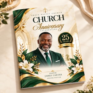 Peut inclure: Un livret de programme pour un anniversaire d'église avec le portrait du pasteur James Carter en costume vert foncé. La couverture présente des motifs floraux dorés et verts, un emblème 25 ans de service fidèle et le texte Grace Baptist Church.