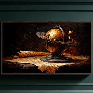 Puede incluir: Impresión enmarcada de un globo dorado con un anillo, sobre una mesa con un mapa. El mapa es de color beige con detalles marrón oscuro. El fondo oscuro crea un ambiente vintage.