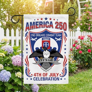 Puede incluir: Una bandera de jardín blanca con gráficos patrióticos. La bandera presenta el texto "AMERICA 250" en rojo y azul, junto con un emblema militar y las palabras "LET'S GO!" y "4TH OF JULY CELEBRATION".