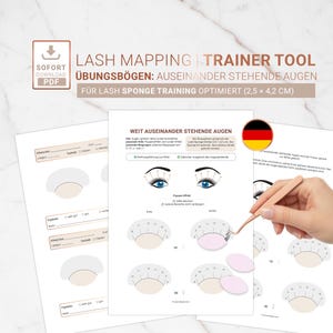 Può includere: Un foglio bianco stampato con il testo "LASH MAPPING TRAINER TOOL" e "ÜBUNGSBÖGEN: AUSEINANDER STEHENDE AUGEN". Il foglio include diagrammi e testo per l'allenamento delle ciglia. Una mano tiene una pinzetta vicino a una spugna rosa. La spugna misura 2,5 x 4,2 cm.