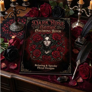 Pode incluir: Um "Dark Rose Gothic Coloring Book" com uma mulher e rosas vermelhas na capa. O livro est&aacute; sobre uma superf&iacute;cie de veludo vermelho escuro, com rosas vermelhas e pretas, velas e uma pena. O t&iacute;tulo est&aacute; em letras ornamentadas.