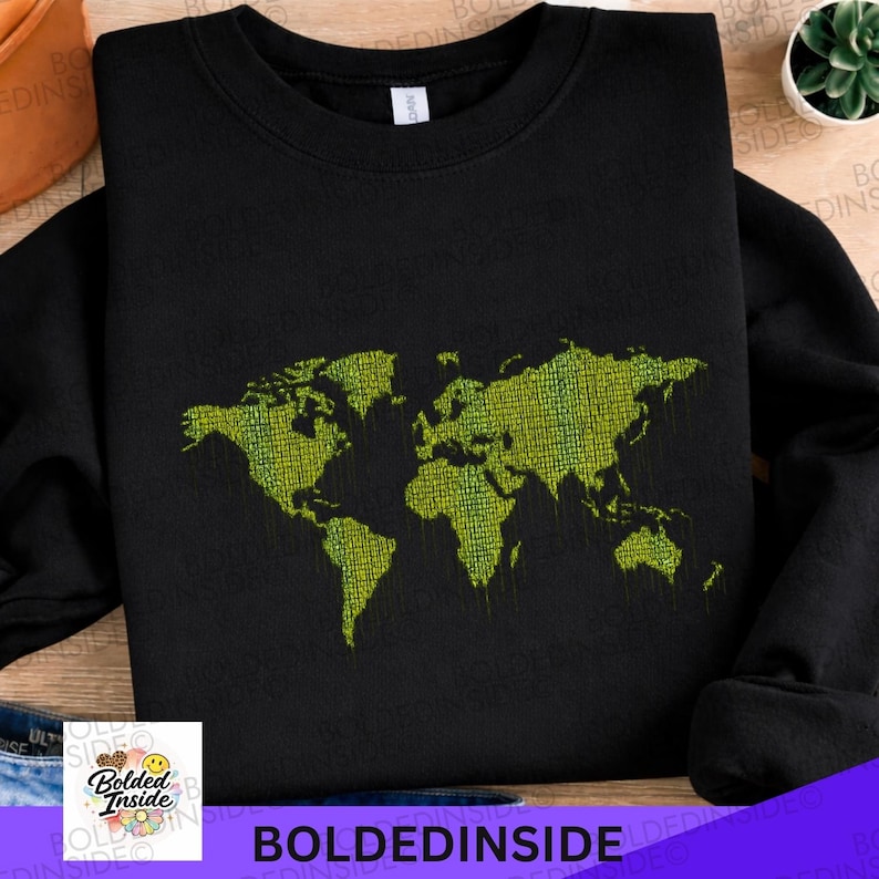 K&ouml;nnte beinhalten: Schwarzes Sweatshirt mit einem gr&uuml;nen Weltkarten-Design. Die Karte besteht aus einem pixeligen Muster. Der Text "Bolded Inside" ist unten im Bild zu sehen. Ein l&auml;ssiges, bequemes Kleidungsst&uuml;ck.