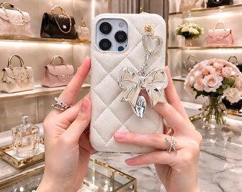 Funda para iPhone con estampado de rombos y colgante de lazo, funda trasera de cuero de lujo para iPhone 16 Pro Max, 15 Pro, 14 y 13, bonita funda antiarañazos.