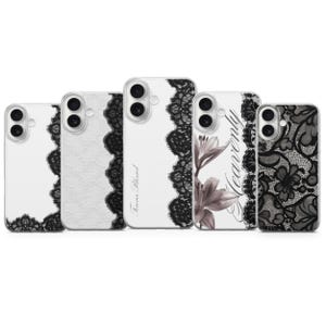 Puede incluir: Una colección de fundas blancas para teléfono con ribete de encaje negro. Algunas fundas presentan diseños florales y las palabras "Forever Blessed" y "Heavenly". Las fundas están diseñadas para un teléfono inteligente.