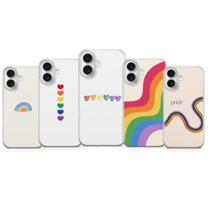 Puede incluir: Cinco fundas blancas para teléfono con diseños coloridos. Una funda presenta un arcoíris, otra tiene una fila vertical de corazones y una tercera muestra una fila de corazones. La cuarta funda tiene un remolino de arcoíris y la última dice "pride" con un diseño de arcoíris.