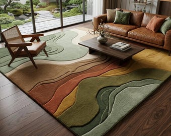 Puede incluir: Una alfombra rectangular grande con un diseño texturizado de varias capas que presenta patrones de ondas orgánicas y fluidas en tonos verde salvia, oliva, amarillo mostaza, terracota y crema, colocada sobre un suelo de madera oscura.