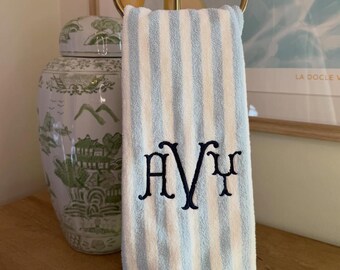 Ręcznik do rąk z haftowanym niebieskim paskiem