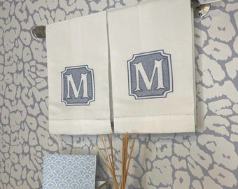 Besticktes Leinenhandtuch | Monogramm Leinen Gastgeschenk