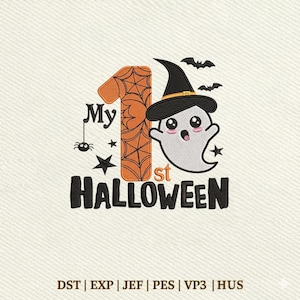 Peut inclure: Un motif de broderie affichant le texte My 1st HALLOWEEN. Le chiffre 1 est orange avec un motif de toile d'araignée noire. Un fantôme blanc portant un chapeau de sorcière noir avec une bande orange est présent, ainsi qu'une petite araignée et des étoiles noires.