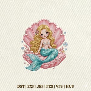 Puede incluir: Un diseño de bordado que muestra a una sirena rubia con cola de color turquesa sentada dentro de una gran concha rosa. La ilustración incluye pequeñas perlas, burbujas y una estrella de mar. El texto inferior dice: DST | EXP | JEF | PES | VP3 | HUS.