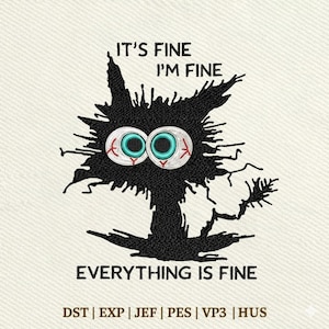 Può includere: Un gatto nero in stile cartone animato con grandi occhi iniettati di sangue. Il testo recita "IT'S FINE I'M FINE EVERYTHING IS FINE". Il design è probabilmente per ricamo o un progetto artigianale simile.