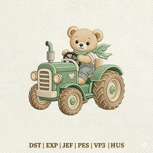 Puede incluir: Un diseño de bordado que muestra un oso de peluche marrón claro con bufanda y peto verdes, conduciendo un tractor verde con ruedas grandes y un detalle de corazón en el lateral. El texto DST, EXP, JEF, PES, VP3 y HUS aparece en la parte inferior.