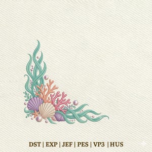 Peut inclure: Un motif de broderie représentant un arrangement en coin d'algues sarcelle, de corail rose et de divers coquillages dans des tons violets et crème, agrémenté de petites perles. Le texte DST | EXP | JEF | PES | VP3 | HUS est imprimé en bas.