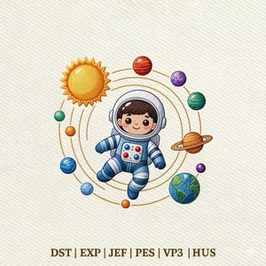 Op de afbeelding: Een geborduurd ontwerp met een cartoon-astronaut die in het midden van een zonnestelsel zweeft met een gele zon, diverse gekleurde planeten en orbitale ringen. De tekst DST | EXP | JEF | PES | VP3 | HUS staat onderaan.
