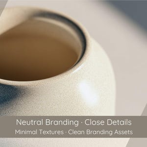 Könnte beinhalten: Nahaufnahme eines cremefarbenen Keramikgefäßes mit strukturierter Oberfläche. Der Innenraum ist warmbeige. Das Bild enthält den Text "Neutral Branding • Close Details Minimal Textures • Clean Branding Assets."