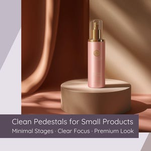 Könnte beinhalten: Eine rosa Kosmetikflasche mit goldener Pumpe steht auf einem kleinen, runden, beigefarbenen Podest. Der Hintergrund zeigt einen weichen, warm getönten Hintergrund mit subtilen Schatten. Der Text lautet "Clean Pedestals for Small Products."