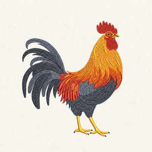 Puede incluir: Un diseño de gallo bordado que presenta una cresta y barbillas de color rojo vibrante, cuello y pecho de color amarillo dorado, y alas y plumas de la cola de color gris carbón oscuro. El ave se apoya sobre dos patas amarillas sobre un fondo claro.