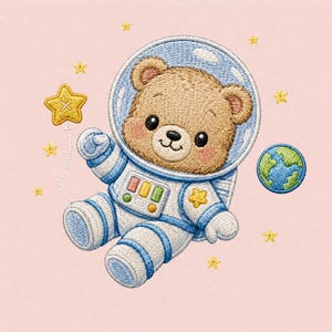 Op de afbeelding: Een geborduurde patch met een lichtbruine teddybeer in een wit en blauw astronautenpak met een doorzichtige helm. De beer houdt een gele sterballon vast, omringd door kleine gele sterren en een kleine cirkelvormige afbeelding van de aarde.