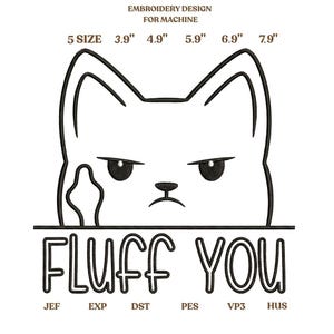 Op de afbeelding: Zwart-wit borduurontwerp voor machinaal gebruik. Het ontwerp toont een kattengezicht met een boze uitdrukking en de tekst "FLUFF YOU". Verkrijgbaar in verschillende maten, van 9,9 cm tot 20,1 cm.