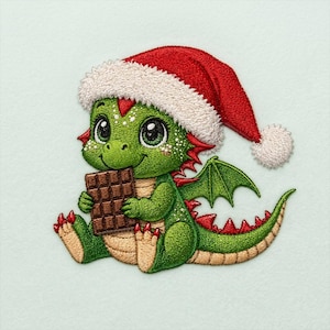 以下が含まれることがあります： 大きな目をした緑色のドラゴンの刺繍ワッペン。赤と白のサンタ帽子をかぶり、茶色のチョコレートバーを持っている。小さな翼、背中に赤い棘、明るいベージュ色の腹部と足、そして赤い爪が特徴的なデザインとなっている。