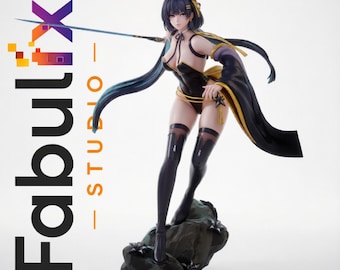 Puede incluir: Una figura coleccionable de estilo anime de un personaje con cabello oscuro, vistiendo un atuendo negro y dorado con botas altas, sosteniendo una espada delgada. El personaje se encuentra sobre una base rocosa oscura. El texto FabulFx STUDIO es visible a la izquierda.