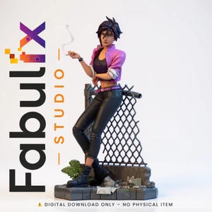 Puede incluir: Figura de una mujer con chaqueta rosa, top negro y pantalones negros, apoyada en una valla de alambre. La figura sostiene un cigarrillo. La base es una estructura similar al hormigón. El logotipo de Fabulx Studio es visible.