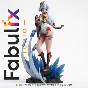 Op de afbeelding: Een verzamelbaar anime-figuur met lang lichtblauw haar, gekleed in een zwarte bikini en donkere beenbedekking, staand op een voetstuk van donkere rotsen en blauwe kristalscherven met zwevende blauwe kaarten en de tekst FabulFix.