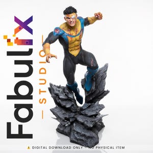 Puede incluir: Figura detallada de un superhéroe masculino en una pose dinámica, de pie sobre una base rocosa. La figura lleva un traje negro y amarillo con detalles azules y heridas de batalla visibles. El logotipo de Fabulx Studio es visible a la izquierda, con el texto "DIGITAL DOWNLOAD ONLY - NO PHYSICAL ITEM" en la parte inferior.