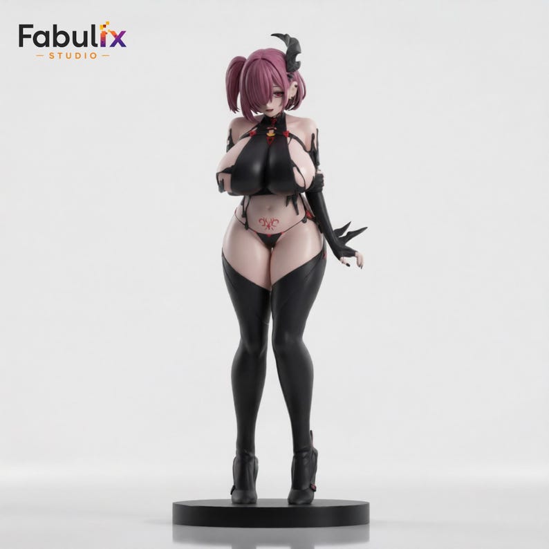 K&ouml;nnte beinhalten: Eine stehende Anime-Figur mit kurzem rosa Haar, schwarzen H&ouml;rnern und einem schwarzen Outfit bestehend aus einem Neckholder-Top, einem String und oberschenkelhohen Stiefeln. Die Figur hat ein rotes Tattoo am Bauch und steht auf einem schwarzen Sockel.
