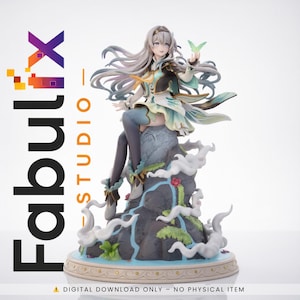 Op de afbeelding: Gedetailleerd beeldje van een vrouwelijk anime-personage met lang zilver haar, gekleed in een teal en zwarte outfit, met een groene vlinder. Het beeldje zit op een rotsachtige basis met stromend water en wolken. De basis heeft een gouden rand.