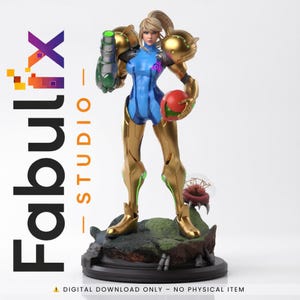 Può includere: Statuetta dettagliata di un personaggio femminile in tuta blu e oro, con un'arma verde e un casco rosso. La statuetta è su una base rocciosa. Il logo "Fabulx Studio" è sul lato sinistro.