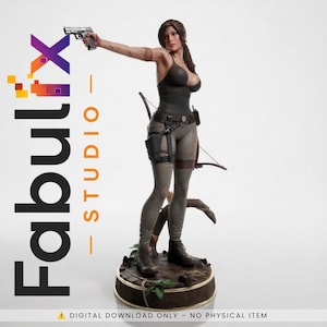 Peut inclure: Une figurine détaillée d'une aventurière aux longs cheveux bruns, portant un débardeur sombre et un pantalon gris, tenant un pistolet argenté. Le personnage est équipé d'un arc et d'un étui, debout sur une base circulaire avec terre et feuillage.