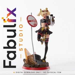 Peut inclure: Figurine détaillée d'un personnage féminin aux cheveux blonds, vêtue d'une tenue noire et rouge, de lunettes de soleil et tenant un appareil. La figurine est posée à côté d'un panneau routier et d'un cône de chantier. La base est rouge avec le texte "Fabulix Studio".