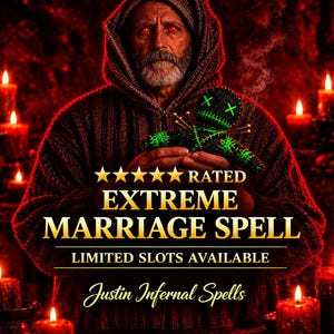 Könnte beinhalten: Eine Person in einem dunklen Kapuzenpullover hält eine kleine schwarze Voodoo-Puppe mit grünen Nähten und Nadeln. Der Text lautet: 5 STAR RATED EXTREME MARRIAGE SPELL LIMITED SLOTS AVAILABLE Justin Infernal Spells. Beleuchtet durch rote Kerzen.