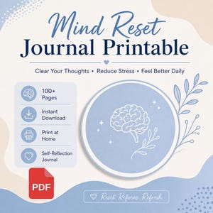 Op de afbeelding: Een lichtblauw printbaar journal met de titel "Mind Reset Journal Printable". Het ontwerp bevat een hersenillustratie, bloemaccenten en de zinnen "Clear Your Thoughts", "Reduce Stress" en "Feel Better Daily". Het is een zelfreflectie journal met meer dan 100 pagina's.