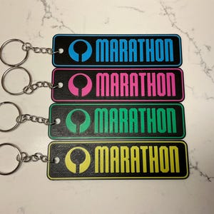 Marathonsleutelhanger | Retro scifi-gamebedel | Gamersleutelhanger en rugzakaccessoire