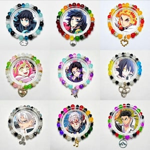 Pode incluir: Uma caneca de cerâmica branca com uma alça preta e o texto "But First, Coffee" em negrito preto. A caneca está em um fundo desfocado. A caneca tem aproximadamente 10 cm de altura.