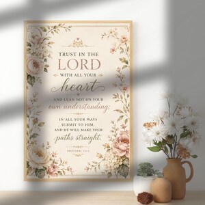 Peut inclure: Une affiche murale rectangulaire dans un cadre en bois clair avec le texte Trust in the Lord with all your heart and lean not on your own understanding; in all your ways submit to him, and he will make your paths straight. Proverbs 3:5-6.