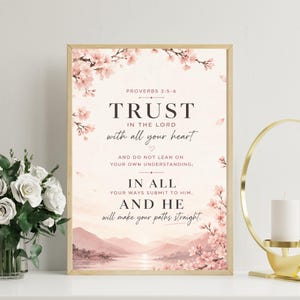 Puede incluir: Una lámina decorativa rectangular con fondo rosa pálido y ramas de cerezo en flor en la parte superior e inferior. El texto dice: PROVERBS 3:5-6 TRUST IN THE LORD WITH ALL YOUR HEART AND DO NOT LEAN ON YOUR OWN UNDERSTANDING; IN ALL YOUR WAYS SUBMIT TO HIM, AND HE will make your paths straight.