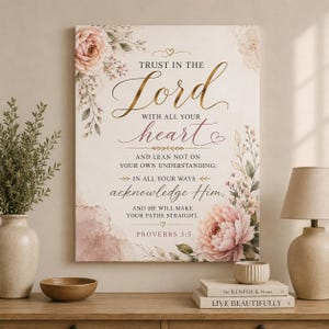 Puede incluir: Una impresión de arte mural rectangular con el texto Trust in the Lord with all your heart and lean not on your own understanding; in all your ways acknowledge Him, and He will make your paths straight. Proverbs 3:5 con detalles florales.