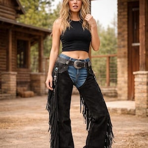 Svarta mocka-läderchaps med fransar - Western Cowgirl-ridchaps, handgjorda mocka-festivalkläder, inhemska cowboykläder
