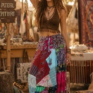 Könnte beinhalten: Ein dunkelbraunes Häkel-Neckholder-Top mit Fransenbesatz kombiniert mit einer locker sitzenden Hose mit hoher Taille, die ein mehrfarbiges Patchwork-Design aus verschiedenen Blumen-, geometrischen und Paisley-Mustern in Rot-, Blau-, Rosa- und Grüntönen aufweist.