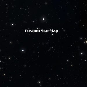 Op de afbeelding: Een donkere achtergrond bezaaid met talrijke witte en gele sterren, die een nachthemel voorstellen. De tekst "Custom Star Map" in het wit is gecentreerd, wat wijst op een gepersonaliseerde sterrenkaart.