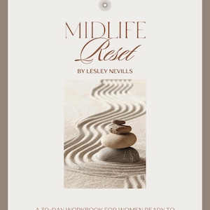 Puede incluir: Portada de libro con el título "MIDLIFE Reset" de Lesley Nevills. La imagen presenta una pila de piedras sobre una superficie arenosa con patrones de olas. El texto debajo dice "A 30-DAY WORKBOOK FOR WOMEN READY TO RECLAIM THEIR HEALTH, CONFIDENCE & PURPOSE."